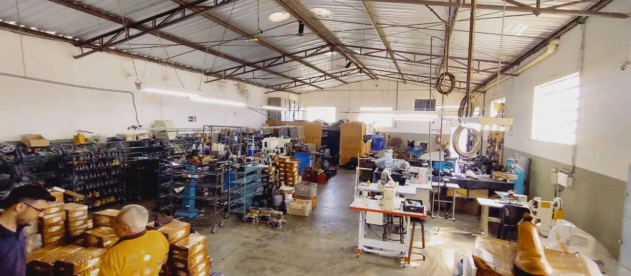 Fábrica da Calçados Meirelles com produção de botinas, coturnos e calçados de segurança em linha industrial